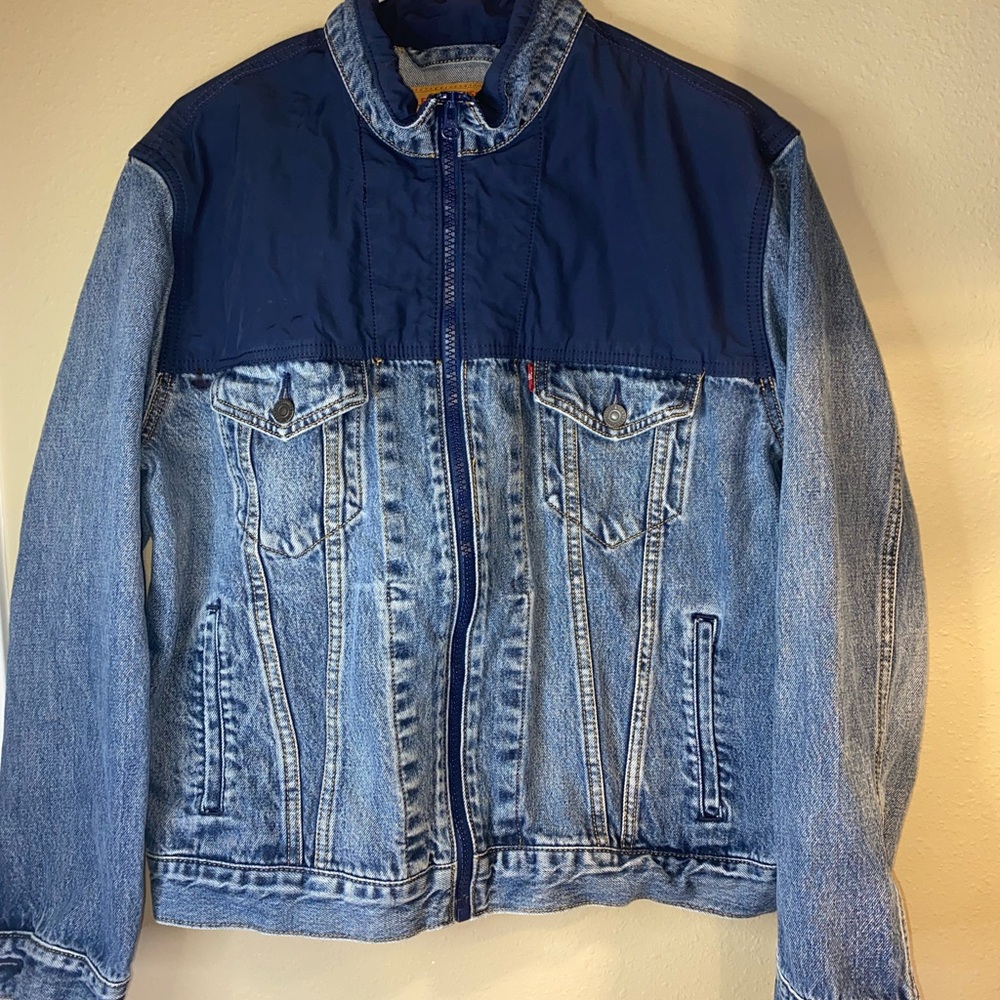 Levi’s Men’s Trucker Jacket Denim Blue Poly Block Chest Size Medium